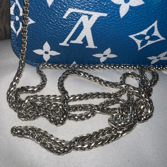 🔥SUPER SALE REDUCTION🔥✅PRICE FIRM✅ AUTHENTIC Louis Vuitton Blue Escale Wristlet - Picture 9 of 17